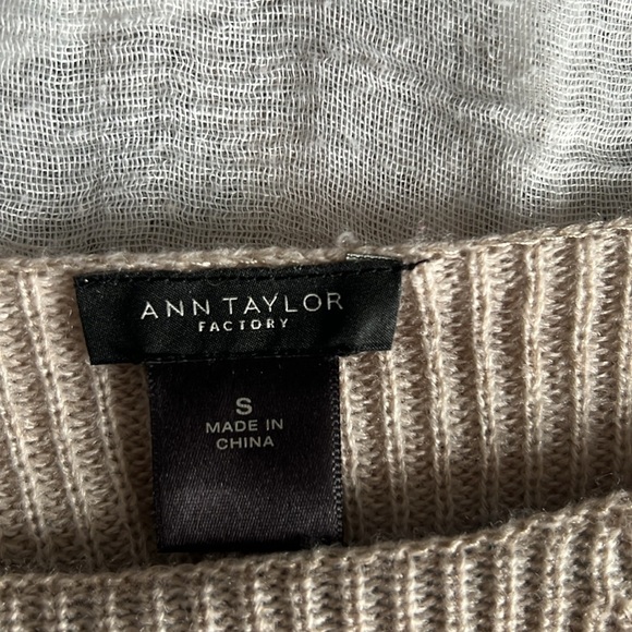 ANN TAYLOR‎ FACTORY Shimmer Knit Sweater
Long sleeve top - Picture 3 of 5